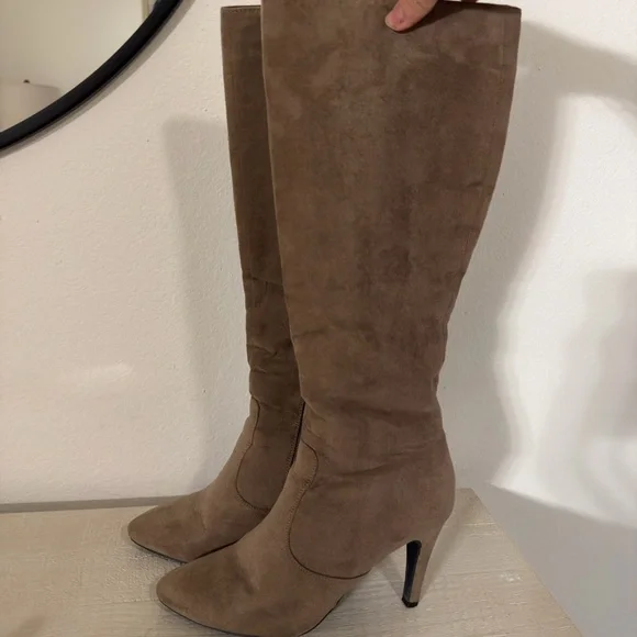 Elegant Tan Knee-High Women's Boots - Picture 1 of 3